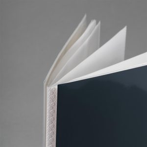 Uni minialbumi on yksivärinen pehmeä taskualbumi valkoisilla sivuilla. Kansikuva vaihdettavissa Tilaa 24:lle 10x15cm kuvalle