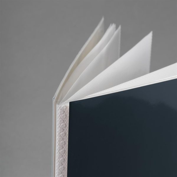 Uni minialbumi on yksivärinen pehmeä taskualbumi valkoisilla sivuilla. Kansikuva vaihdettavissa Tilaa 24:lle 10x15cm kuvalle